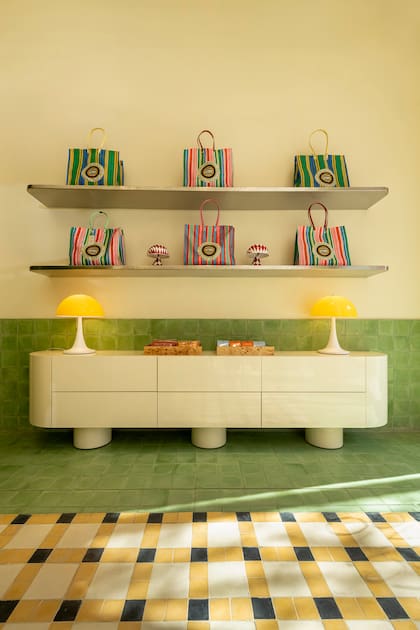 La cómoda es un diseño de la arquitecta, que la laqueó en el mismo color de las paredes.