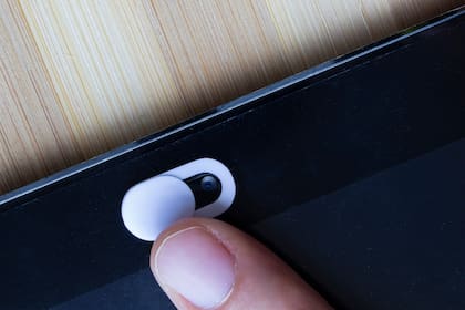 La compañía aconseja no utilizar los protectores en sus computadoras MacBook y pide que los usuarios utilicen como referencia la luz de encendido para saber si la cámara está en funcionamiento
