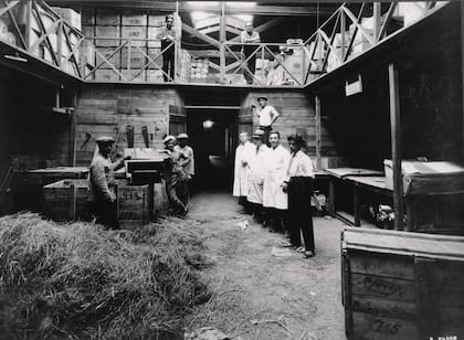 La compañía Agar Cross comercializó varias marcas estadounidenses de maquinaria agrícola.