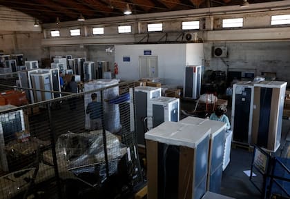 La compañía busca eficiencia operativa y sustituirá la fabricación nacional por productos traídos del exterior.