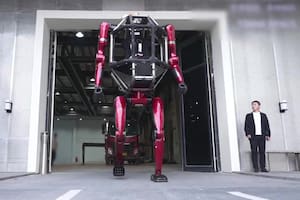 Un gigante chino presentó el primer "mecha" tripulado de producción industrial