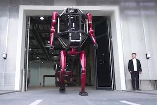 Un gigante chino presentó el primer robot "mecha" tripulado de producción industrial