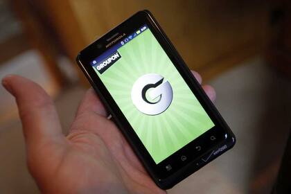 La compañía de cupones y descuentos por Internet Groupon busca revertir su caída en el valor de las acciones al reemplazar a su cofundador y CEO Andrew Mason