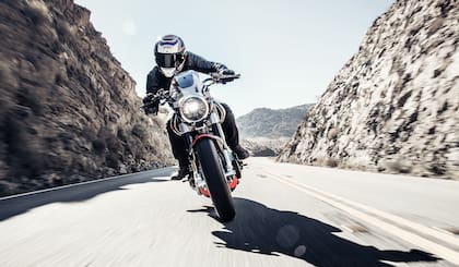 La compañía de Keanu Reeves promociona motos con el más alto diseño