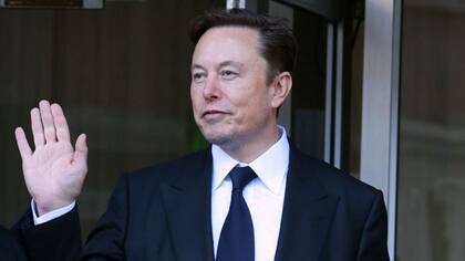 La compañía de Musk decidió retirar del mercado a miles de autos por precaución, frente a los reclamos de las autoridades gubernamentales.