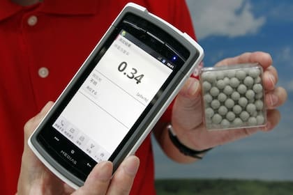La compañía de telefonía celular NTT DoCoMo muestra un prototipo de funda para smartphone llamado Sensor Jacket, que permite medir el nivel de radiación