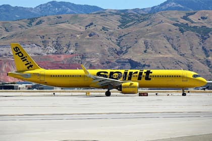 La compañía instruyó formalmente a los pasajeros a no acudir a los aeropuertos, tras la suspensión inmediata de todos los servicios de vuelo y atención al cliente