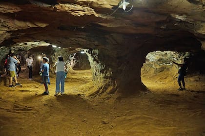 La compañía minera Wanda ofrece a los turistas un vistazo a la explotación de las piedras semipreciosas.