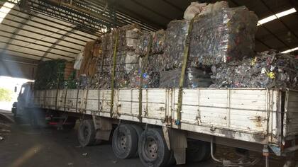 La compañía recibe botellas de plástico sucias y las transforma en escamas de PET limpio