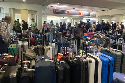 La compañía tampoco le devuelve el equipaje a los pasajeros demorados.