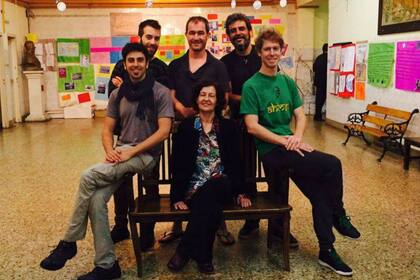 La Compañía Teatro Tres Gatos Locos junto a la autora Liliana Bodoc