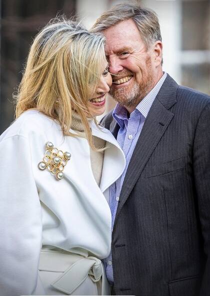 La complicidad y los gestos de cariño entre los reyes quedaron estampados en estas postales para el recuerdo. Máxima accesorió su look con un broche de oro con perlas y diamantes, que estrenó en 2004.