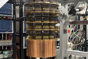 La computadora cuántica Willow de Google es una serie de discos redondos del tamaño de un barril de petróleo.