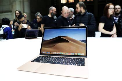 La computadora portátil MacBook Air, rezagada desde 2014, ahora se renovó con una pantalla Retina
