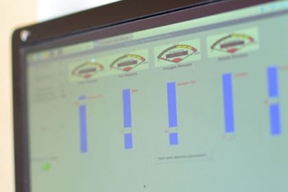 La computadora puede regular la cantidad de oxígeno que se le suministra al paciente