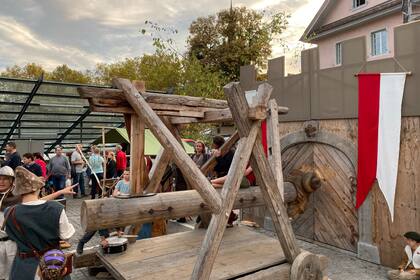 La comuna se transporta en el tiempo durante la fiesta de la Edad Media.