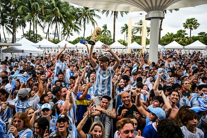 La comunidad argentina festejó en forma masiva la obtención del Mundial de Qatar; desde entonces Messi y la selección se convirtieron en un imán
