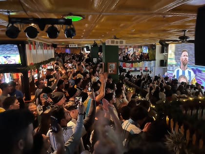 La comunidad argentina se juntó a ver el mundial 2022 en The Woolshed Pub; Mascaro contabilizó unas 500 personas, adentro y afuera del bar de tres pisos