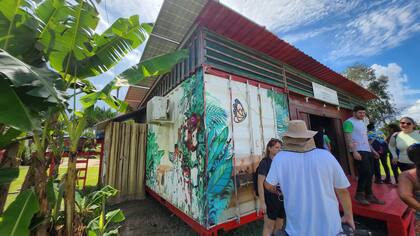 La comunidad Buena Esperanza, a más de 300 km de Manaos y en el medio del Amazonas, tiene un pequeño centro conectado para darle acceso a internet a sus 33 familias y a otras comunidades cercanas; se abastece con paneles solares