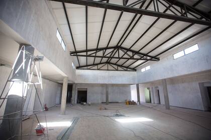 La comunidad construye la nueva escufela secundaria y un comedor para los empleados de las minas en Olaroz.