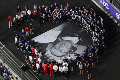 La comunidad de F1 hace un minuto de silencio en homenaje al difunto Sir Frank Williams antes del Gran Premio de F1 de Arabia Saudita