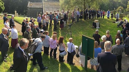 La comunidad de Fewston y los científicos participaron en una ceremonia en la que se enterraron los restos luego de la investigación