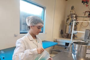 La comunidad educativa de la Escuela Técnica N°27 organizó la producción de desinfectante para pisos para enviar a los damnificados de la inundación