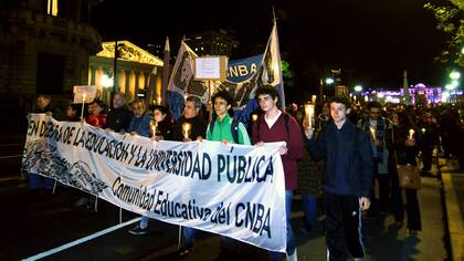 Docentes, padres y alumnos autoconvocados del Colegio Nacional de Buenos Aires se manifestaron para exigir el retorno a clases