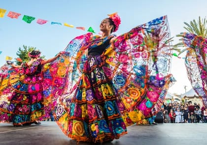 La comunidad mexicana en Estados Unidos celebra el 5 de mayo como símbolo de libertad y autonomía con eventos y fiestas a lo largo del país.