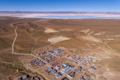 La comunidad Olaroz, al fondo el salar y la mina Sales de Jujuy