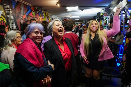 La comunista Jeannette Jara, candidata presidencial para las próximas elecciones en Chile, hace campaña en Santiago de Chile