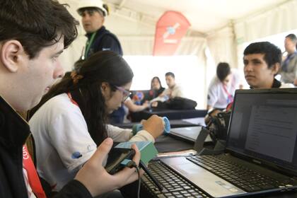 La CONAE presentó una nueva edición del concurso Cansat, en el que estudiantes de colegios secundarios compiten para diseñar y poner en órbita satélites pequeños. La iniciativa busca despertar vocaciones en carreras tecnológicas y el año pasado participaron 4500 estudiantes de 20 provincias