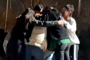 La concejala Eva Mieri esta noche al salir de la cárcel de Ezeiza, donde la esperó la intendenta Mayra Mendoza