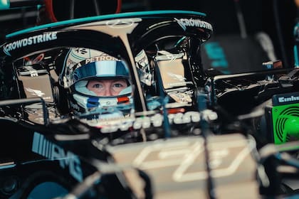 La concentración de Doriane Pin, a la espera de la señal para salir del garaje de Mercedes en Silverstone; fue reclutada en 2024 para integrar el programa de jóvenes talentos