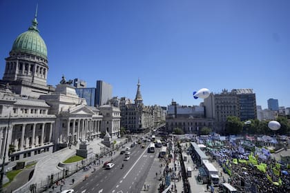 A concentração respeita a circulação nas ruas (AP/Natacha Pisarenko)
