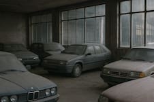 Encontraron una concesionaria abandonada hace 75 años con joyas ocultas y autos de colección