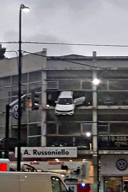 La concesionaria ocupa la esquina de la Avenida Santa Fe y Ezpeleta, en Acassuso