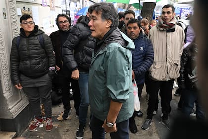 Guardia en la casa de Cristina Kirchner en San José y Humberto Primo. La llegada de Carlos Zannini