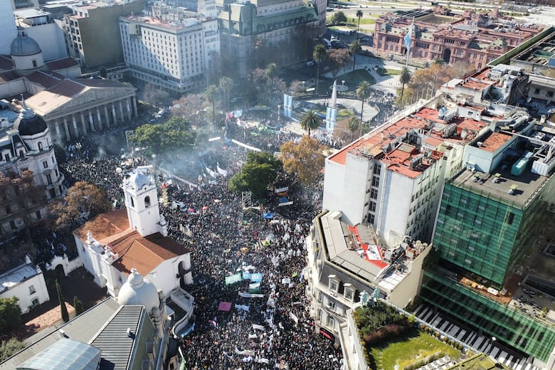 Concentración en Plaza de Mayo en apoyo a Cristina Kirchner tras confirmarse su prisión domiciliaria
Gonzalo Colini