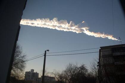 La condensación causada por el paso del meteorito que cayó en Chelyabinsk, Rusia, el 15 de febrero de 2013, causó una onda sísmica y cientos de heridos