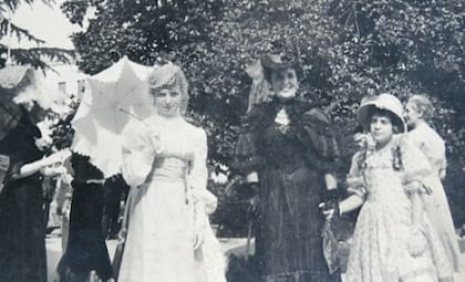La condesa Amalia (en el centro, vestida de negro) con dos de sus hijas