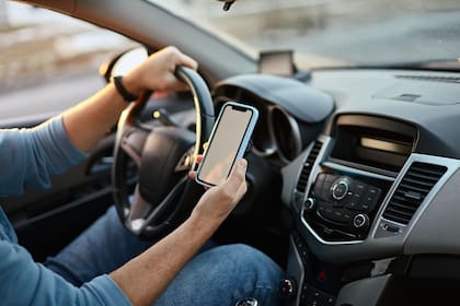 La conducción distraída se ha convertido en la conducción en estado de ebriedad de nuestro tiempo. Canva