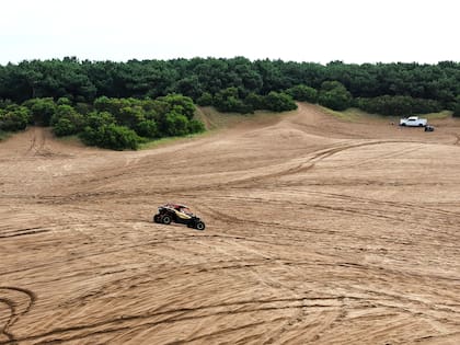 La conducción en arena tiene reglas propias: las pendientes cambian todo el tiempo y los vehículos no frenan como en el asfalto