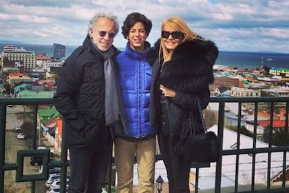 La pareja junto al hijo de Bolocco y Carlos Menem: Máximo Menem 