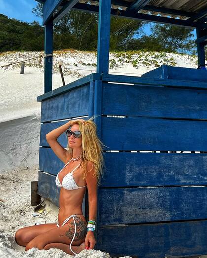 La conductora hizo una mini sesión de fotos en la playa (Foto: Instagram @rojassasi)