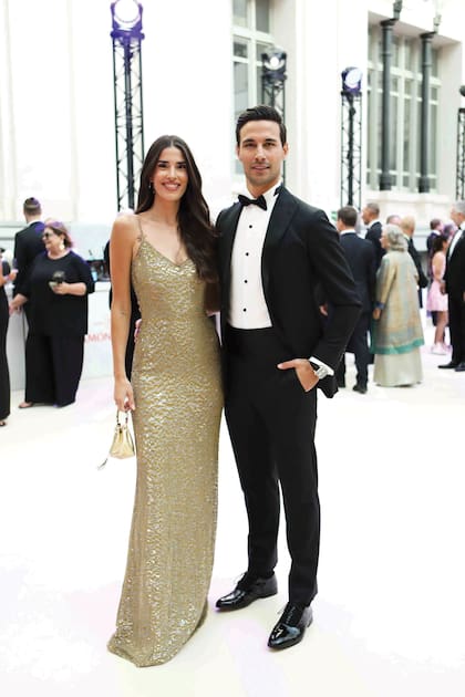 La conductora Lidia Torrent deslumbró con un vestido de paillette iridiscente de Jan Taminiau que completó con minibag Jimmy Choo y joyas en oro blanco y diamantes de Messika. Posó junto a su marido, el exfutbolista, modelo e influencer Jaime Astrain.