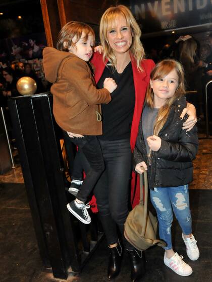 La conductora Mariana Fabbiani, muy bien acompañada por sus hijos, Máximo y Matilda