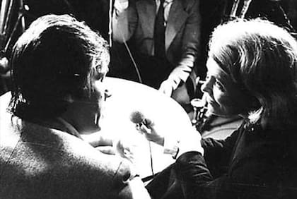 Alain Delon recién llegado a Buenos Aires es entrevistado por Mónica Cahen D' Anvers. En su primera visita, a mitad de los años sesenta, el actor fue invitado de Pipo Mancera en su ciclo televisivo Sábados circulares