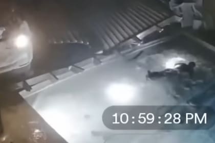 La conductora salió despedida por una ventanilla y cayó directamente al agua