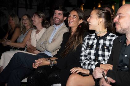 La conductora y su hija, en primera fila, rodeadas por el cónsul general de España, Jaime González Castaño (izquierda) y por César Eloy, el amigo uruguayo de Juana.